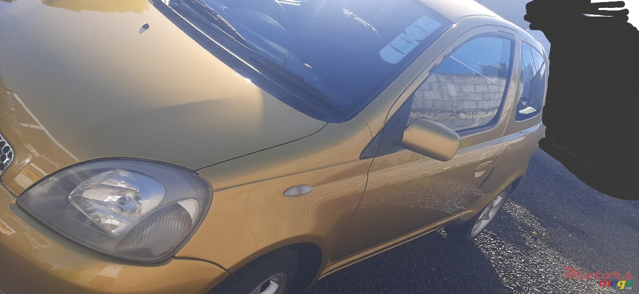 2001' Toyota Vitz photo #1