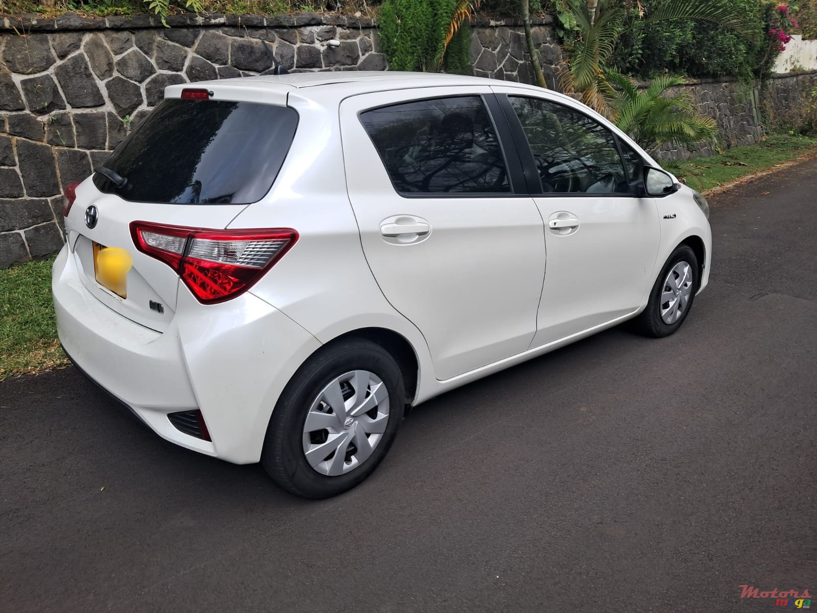 2017' Toyota Vitz Hybrid photo #4