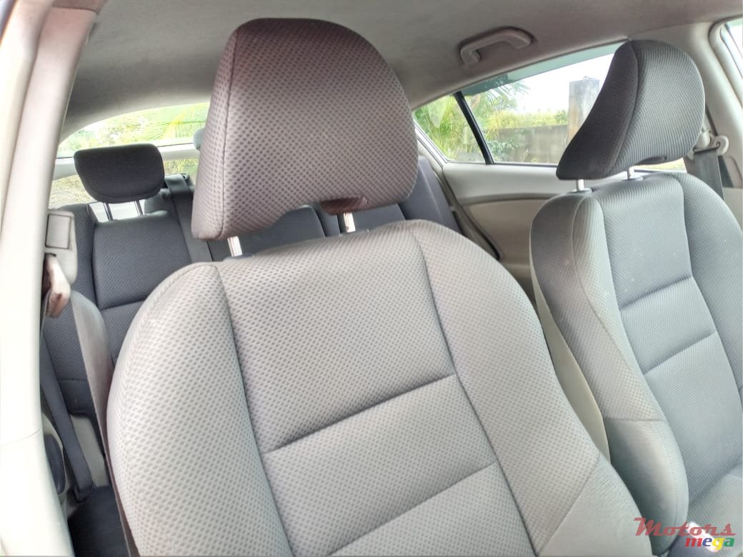 2010' Honda Insight photo #3