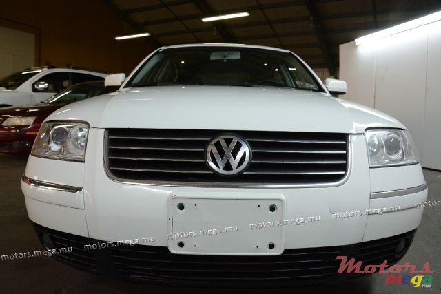 2001' Volkswagen Passat Highline 1.9TDi photo #2