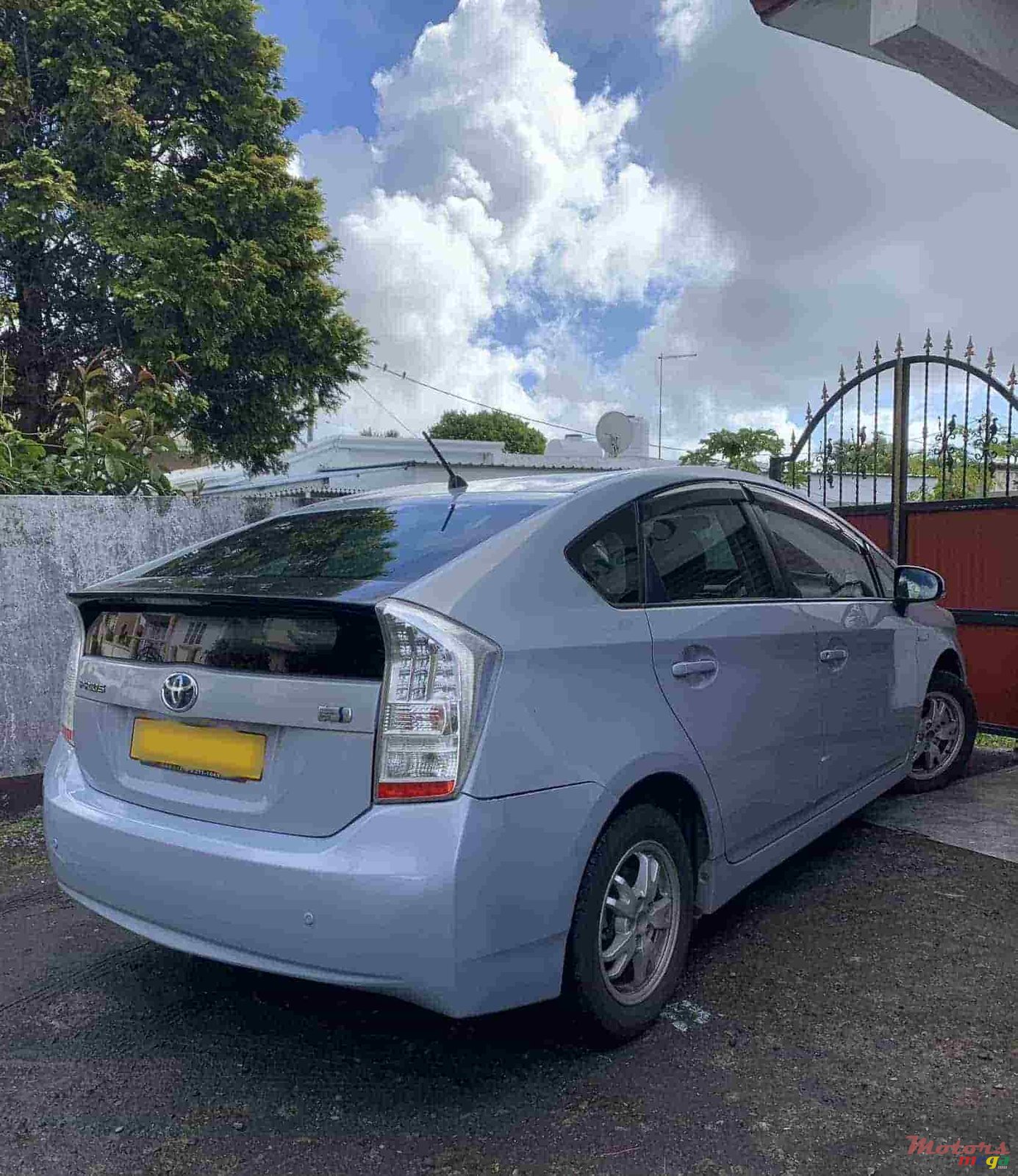 2011' Toyota Prius photo #3