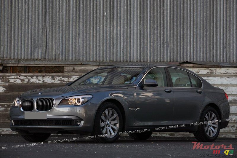 2009' BMW 7 Series 740i photo #1