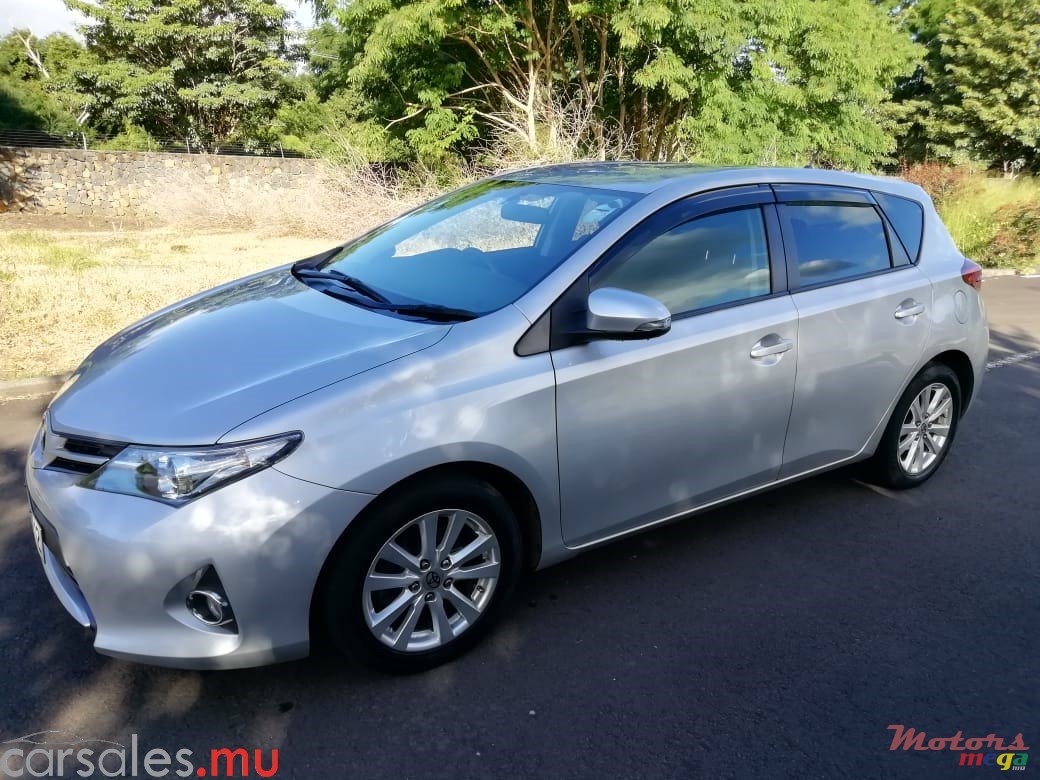 2012' Toyota Auris 1.5 Hatchback photo #4