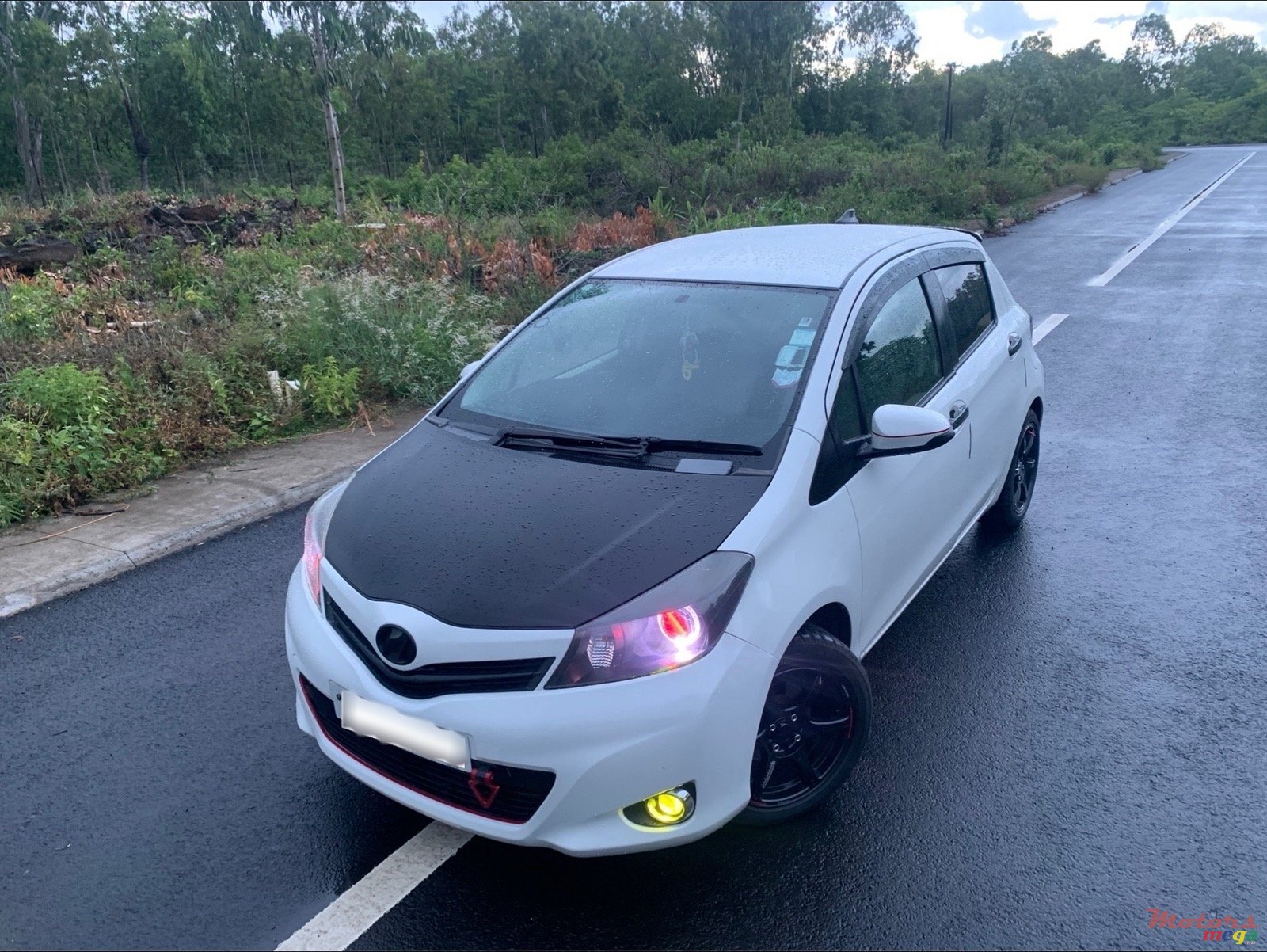 2013' Toyota Vitz photo #2