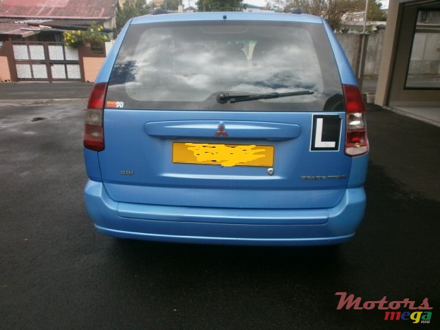 2001' Mitsubishi Space Gear photo #2