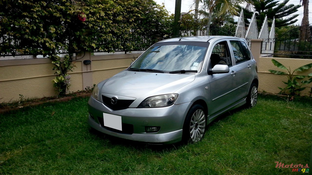 2005' Mazda Demio photo #1