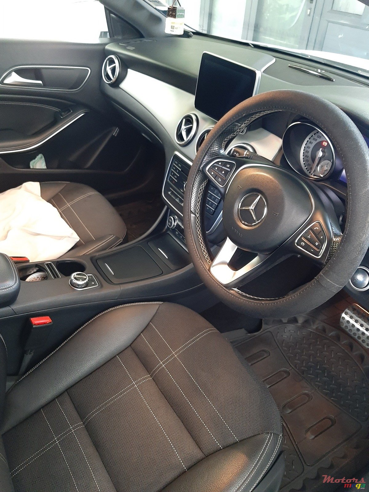 2015' Mercedes-Benz CLA 180 na photo #3