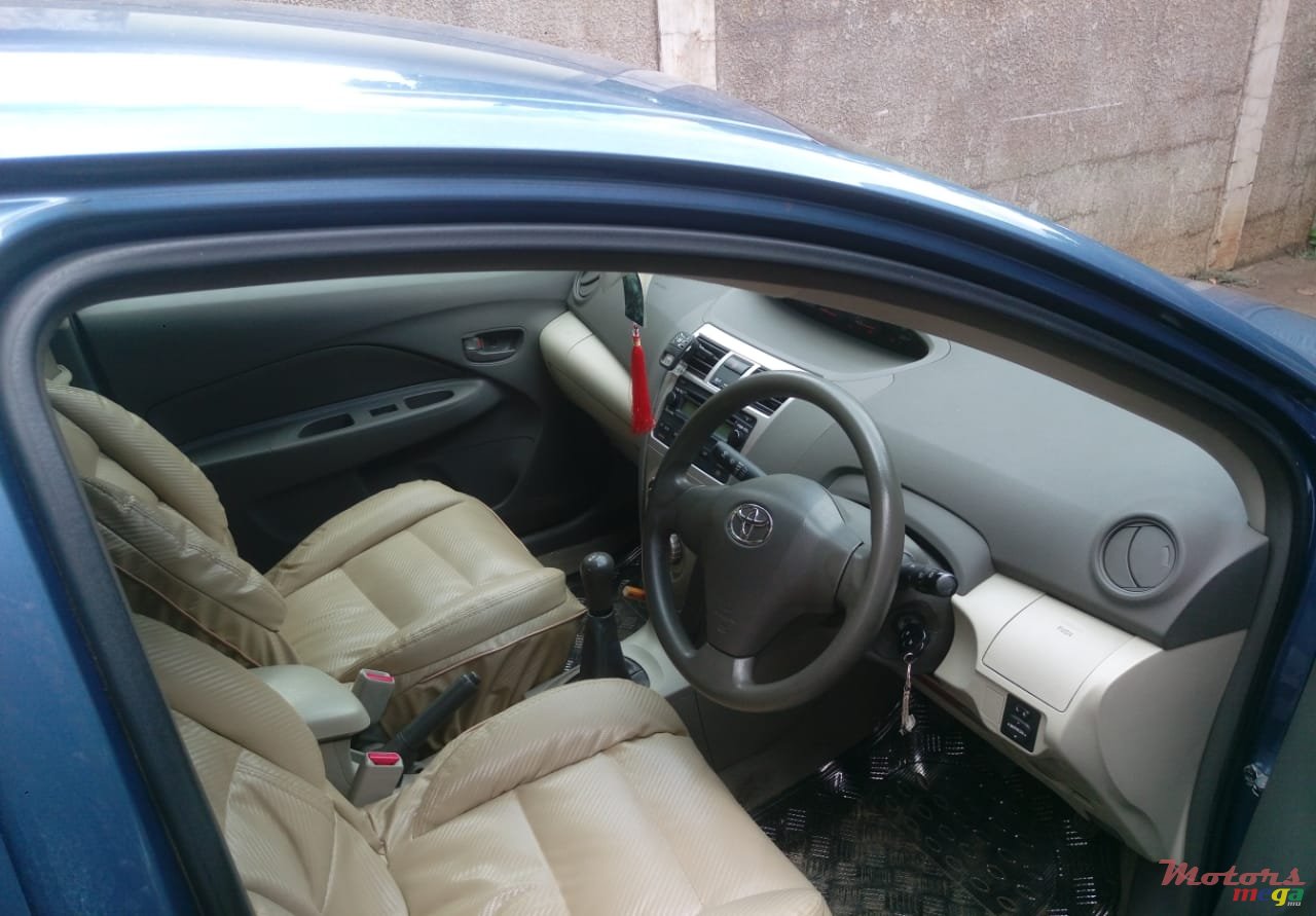 2012' Toyota Yaris photo #1