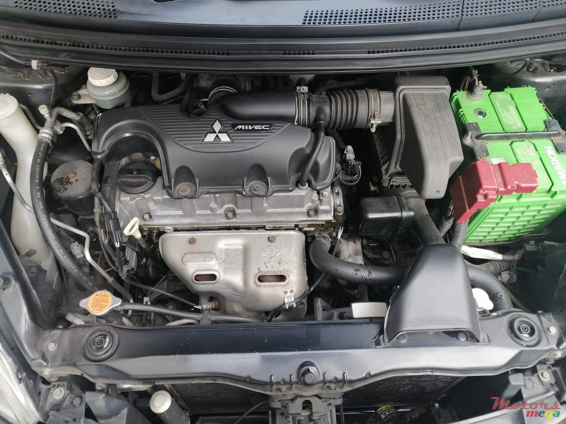 2004' Mitsubishi Colt photo #7