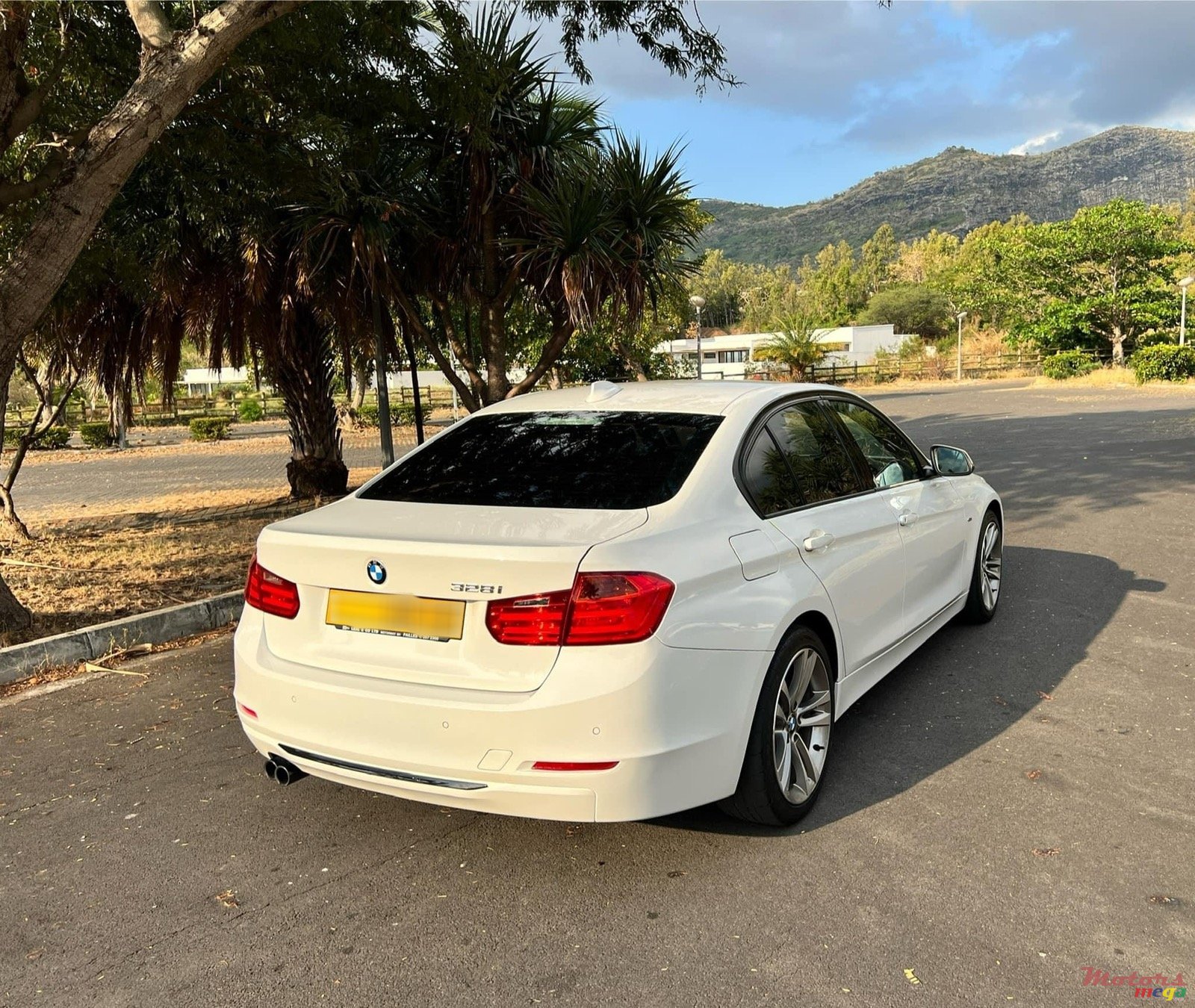 2013' BMW 328 photo #3