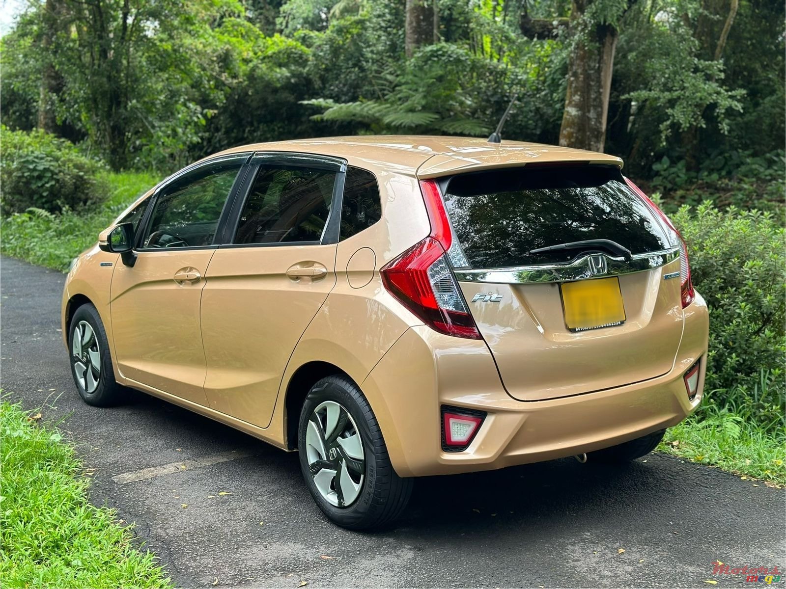 2014' Honda Fit Hybrid L package photo #3