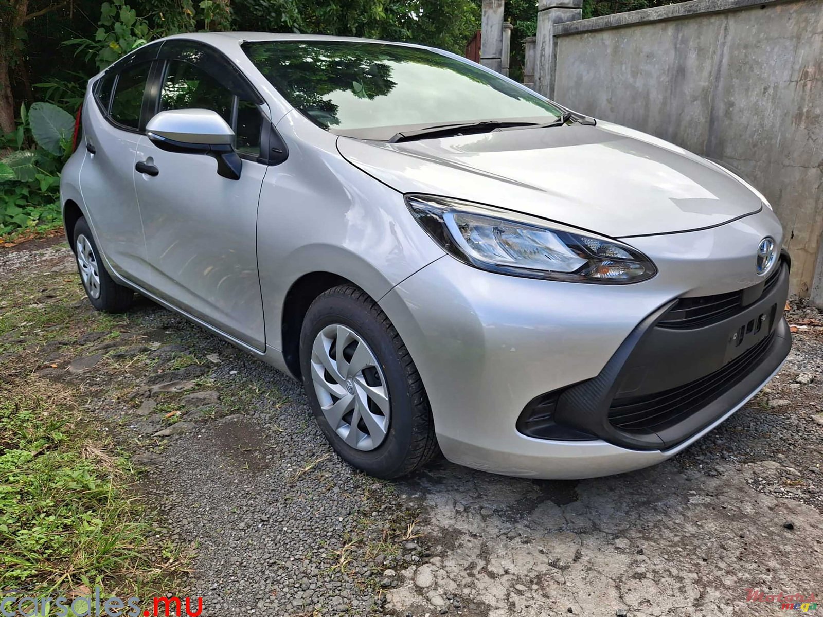 2022' Toyota Aqua 1.5 Hybrid photo #2