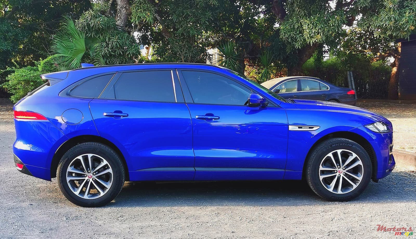 2017' Jaguar F-Pace F sport photo #2