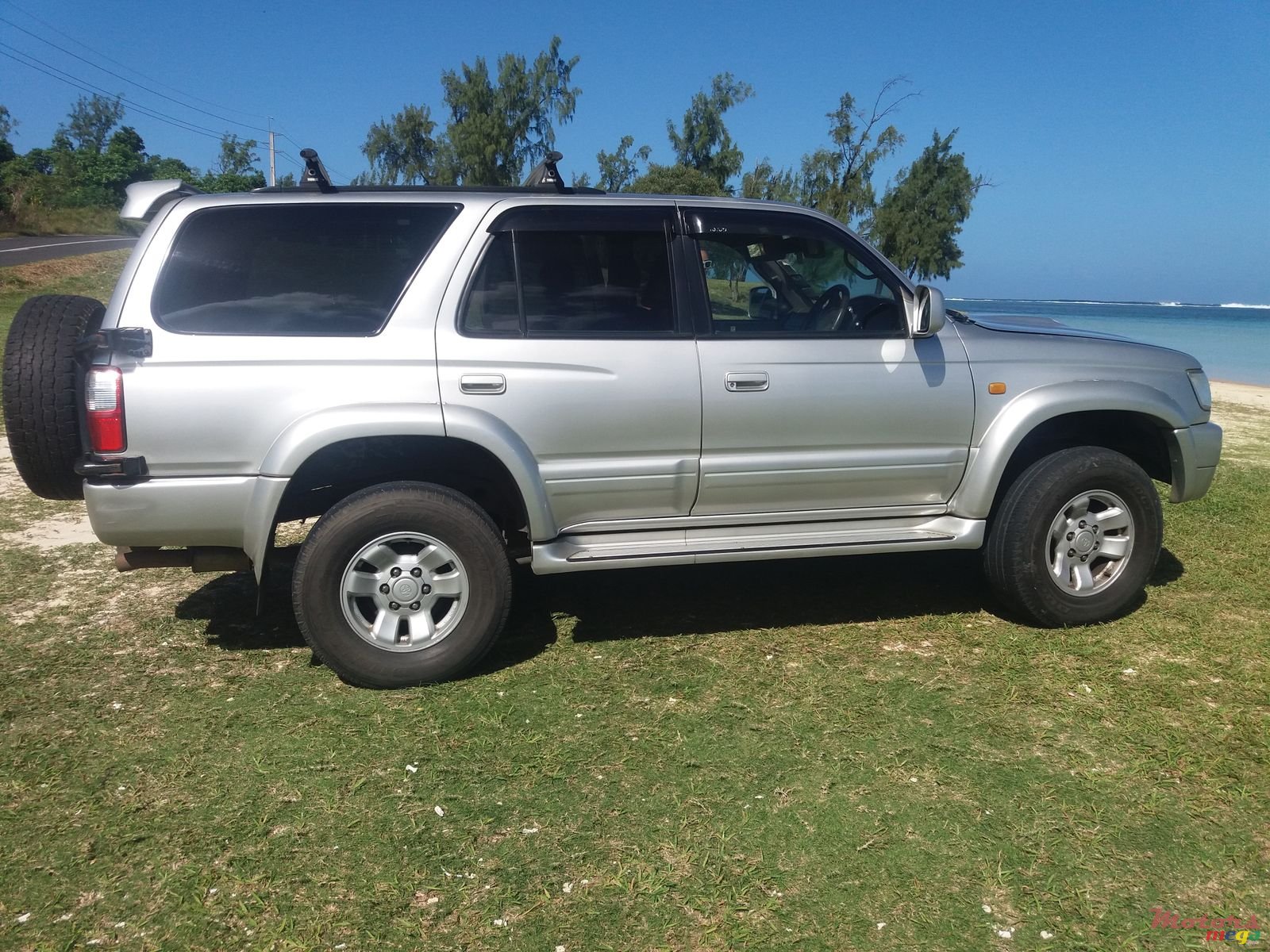2002' Toyota Hilux photo #1