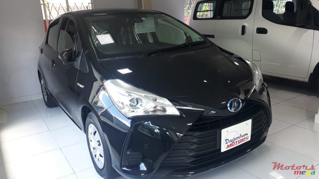 2017' Toyota Vitz Hybrid photo #1