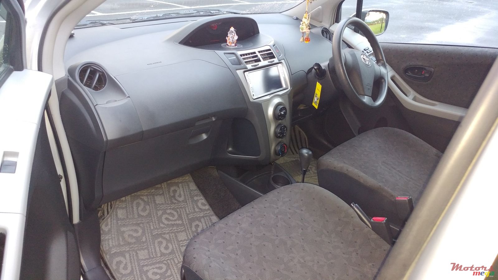 2008' Toyota Vitz photo #1