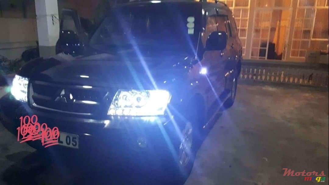 2005' Mitsubishi Pajero photo #4
