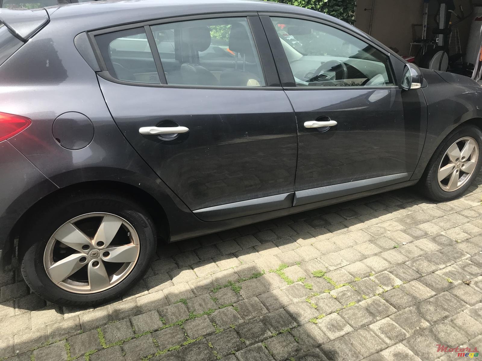 2010' Renault Megane TCe photo #3