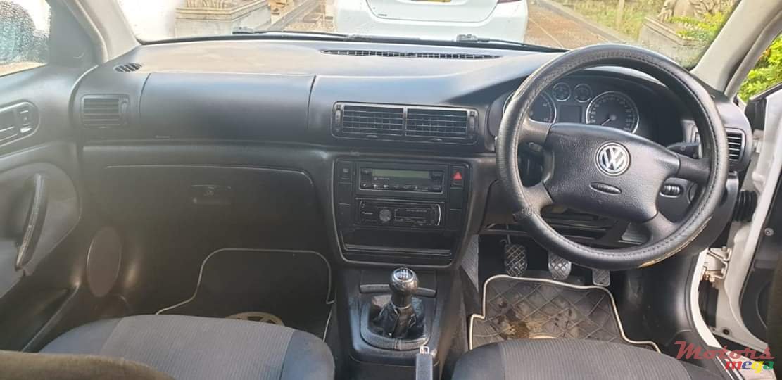 2003' Volkswagen Passat Original photo #3