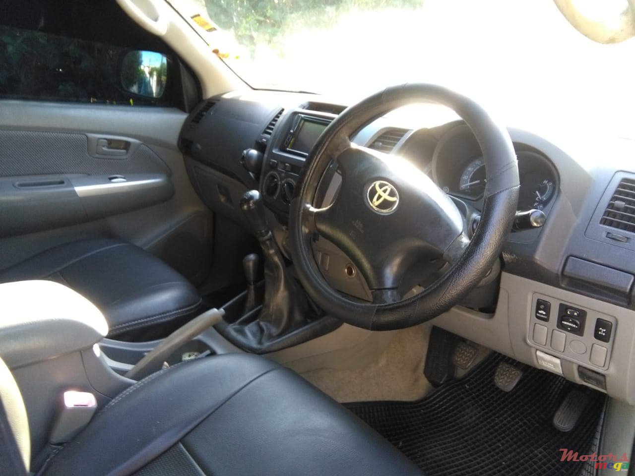 2011' Toyota Hilux photo #3