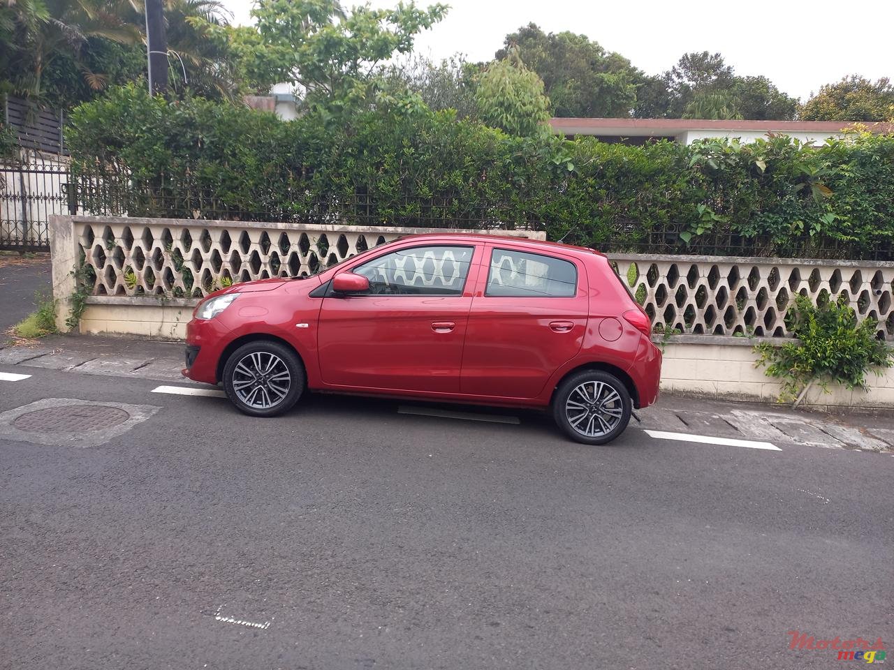 2020' Mitsubishi Mirage photo #2
