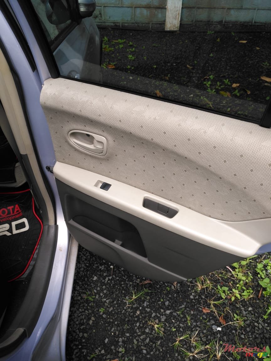 2009' Toyota Vitz photo #7