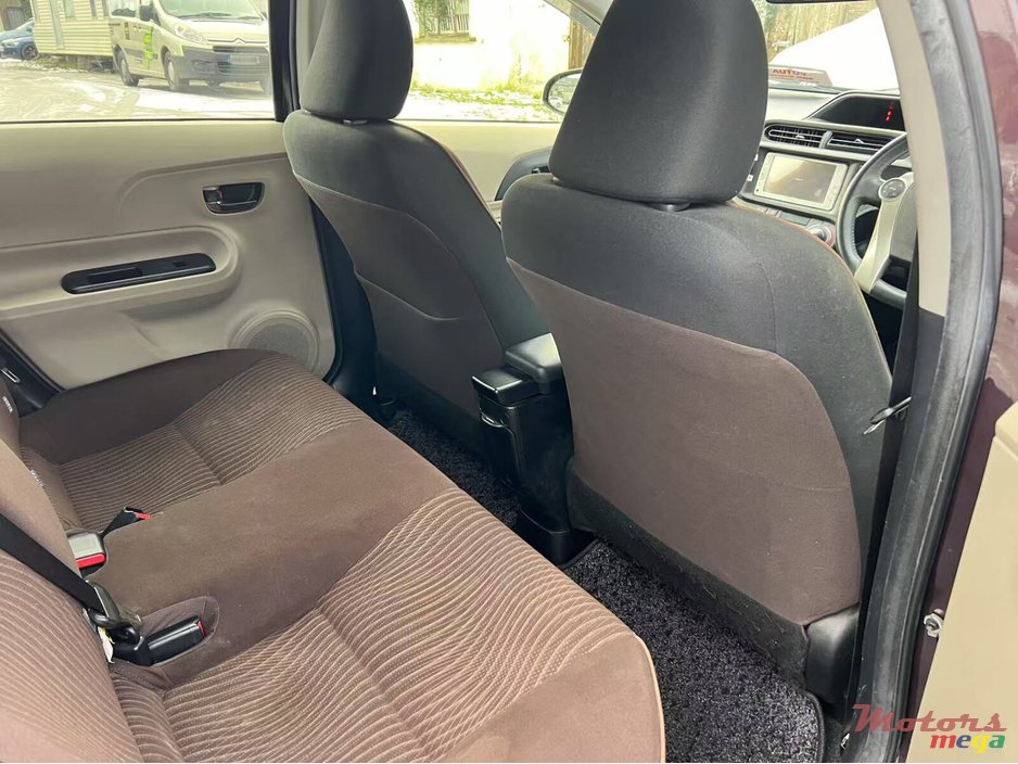 2014' Toyota Aqua photo #2