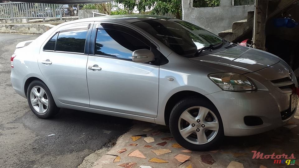 2005' Toyota Belta photo #1