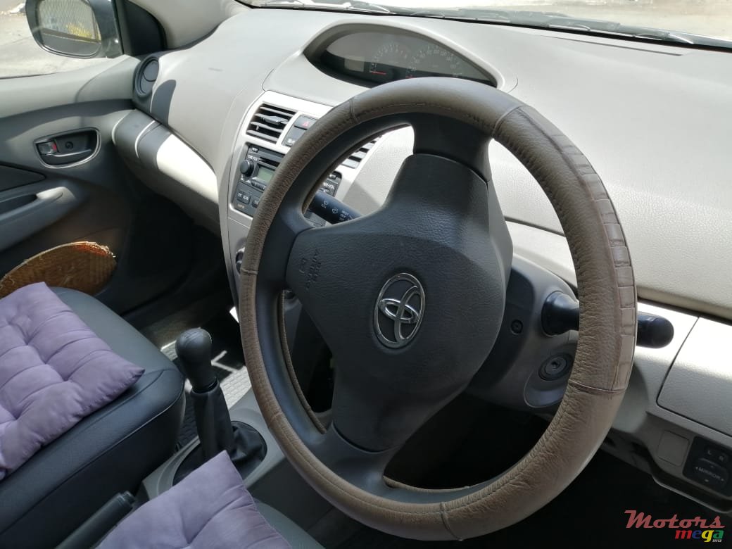 2008' Toyota Yaris photo #4