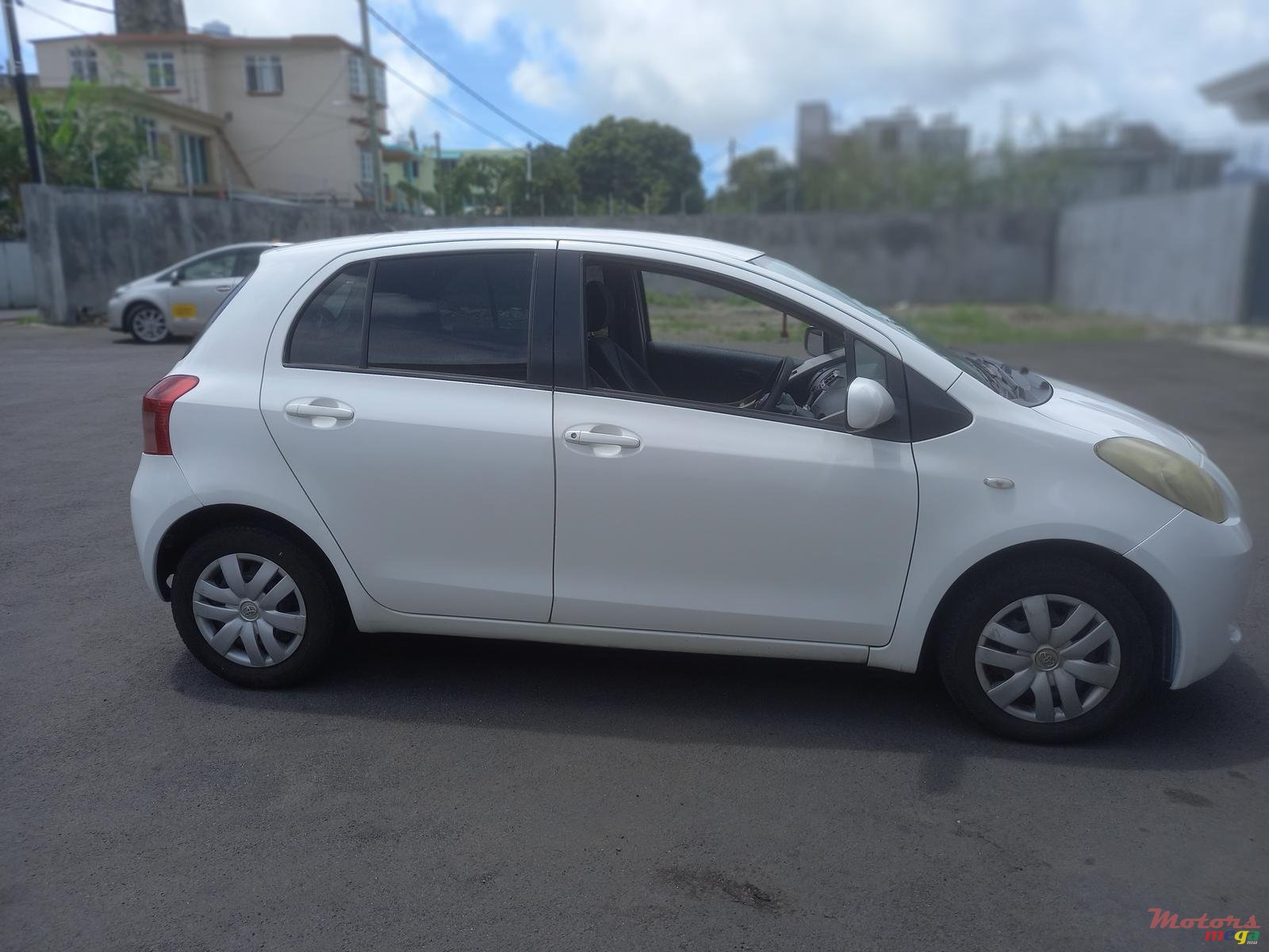 2005' Toyota Vitz photo #4