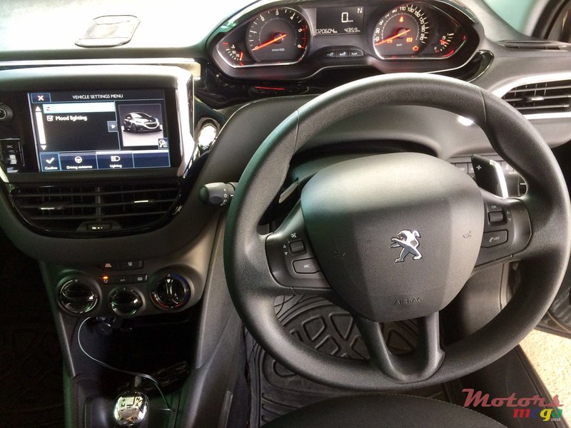 2016' Peugeot 208 1.4 e-HDi Active photo #5