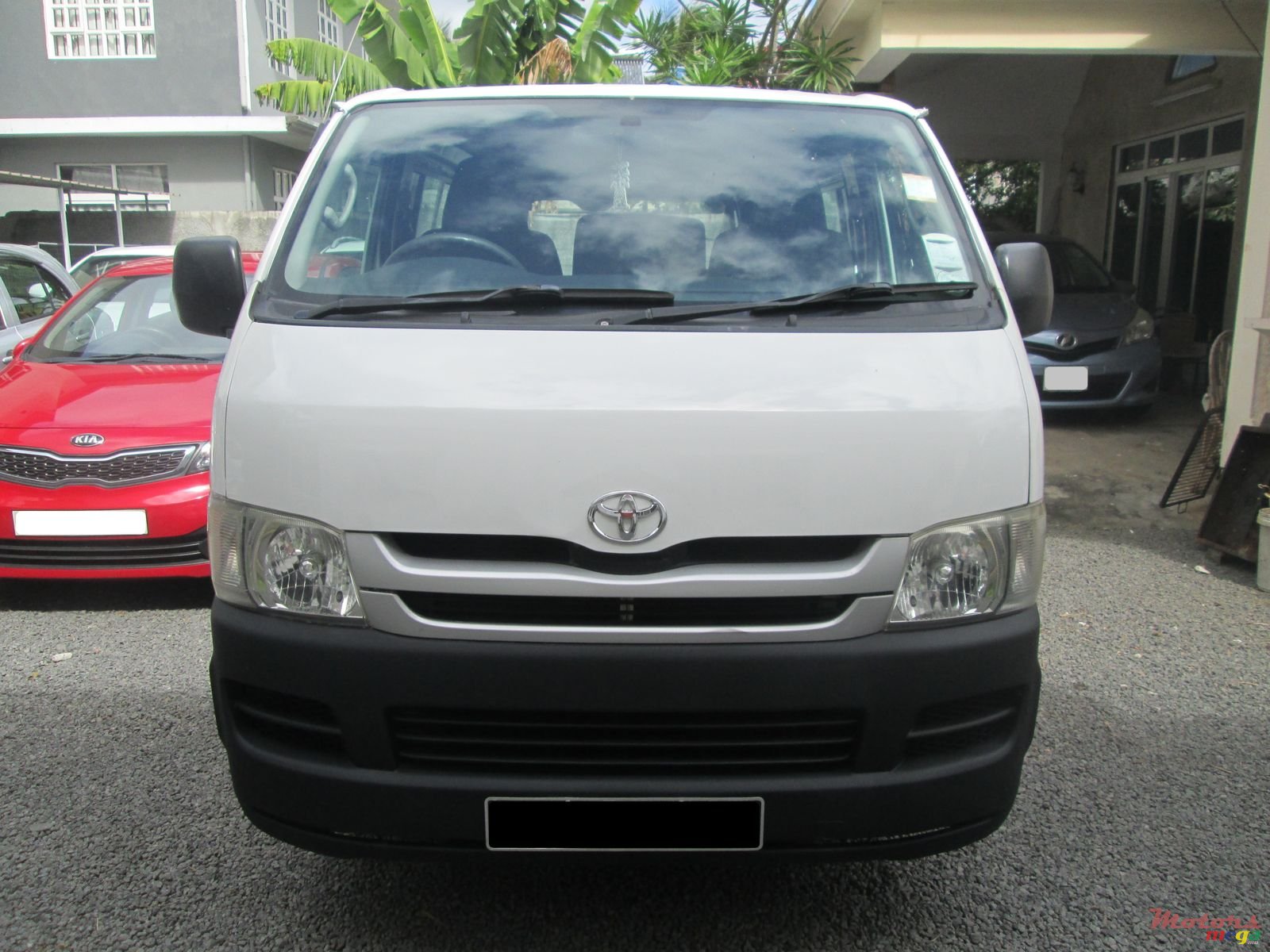 2009' Toyota Hiace photo #1