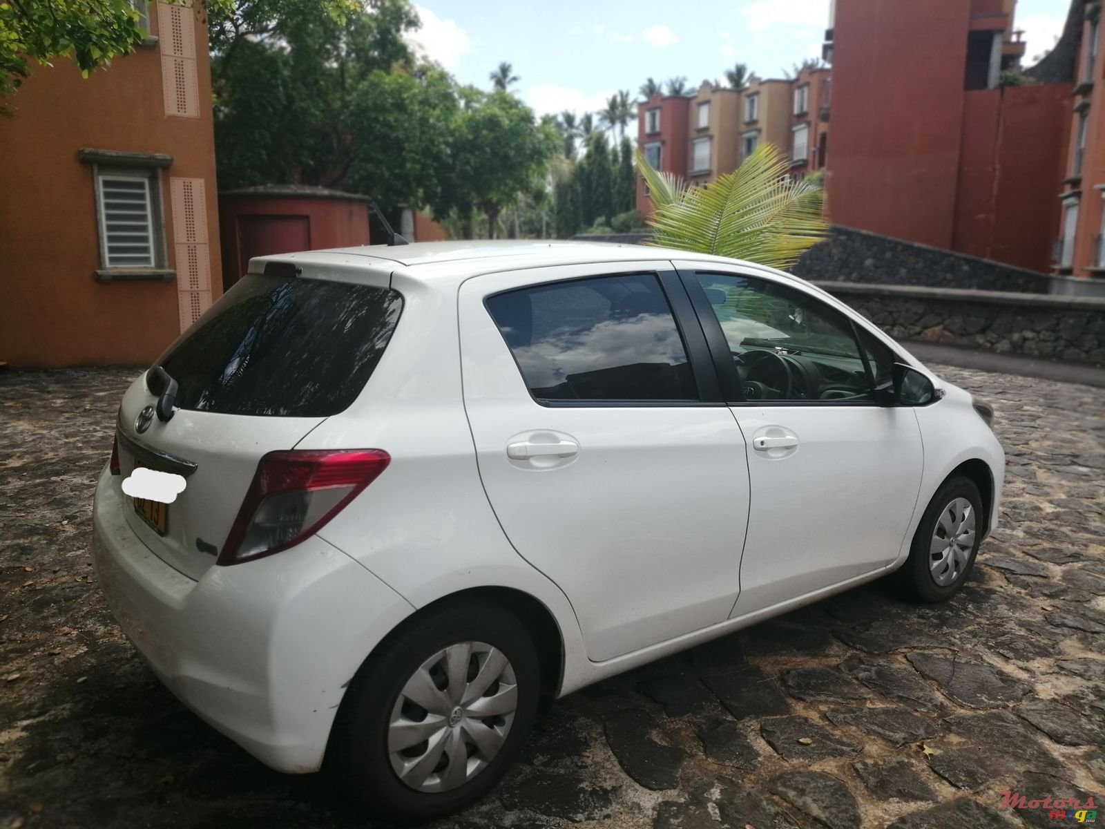 2013' Toyota Vitz photo #2