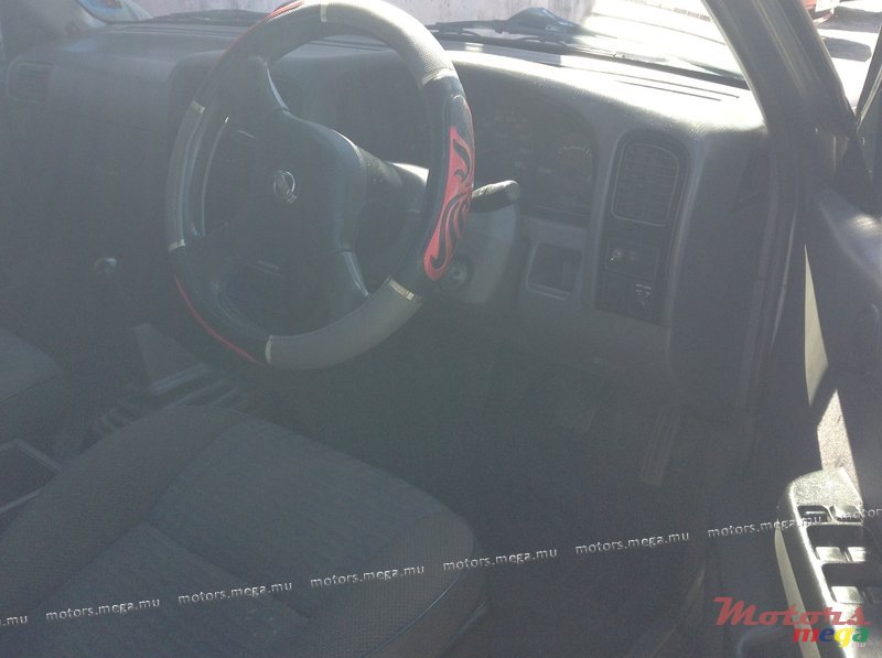 2002' Nissan Hardbody 4X2 photo #4