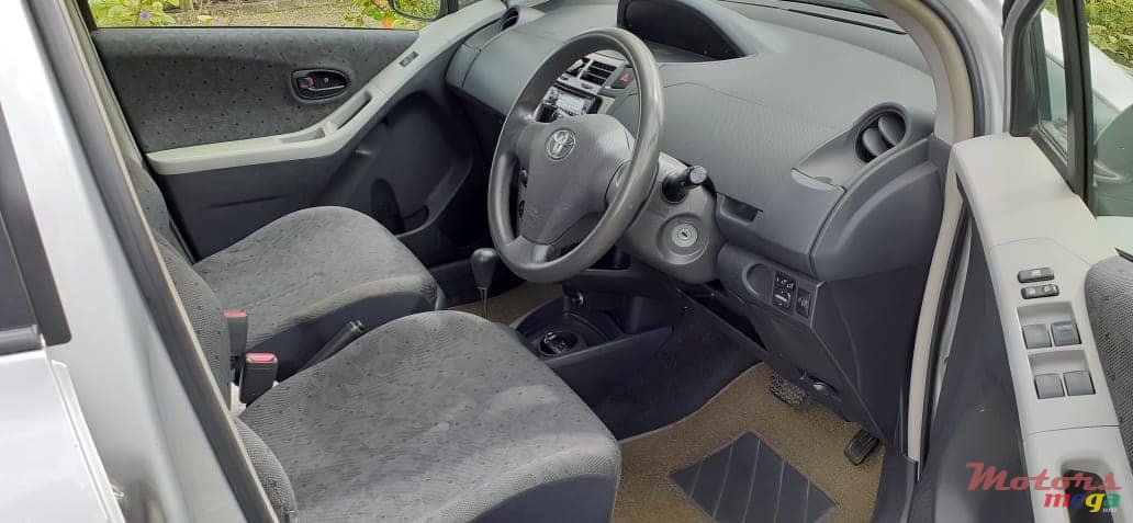 2010' Toyota Vitz photo #4