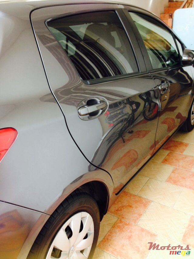 2011' Toyota Vitz photo #2