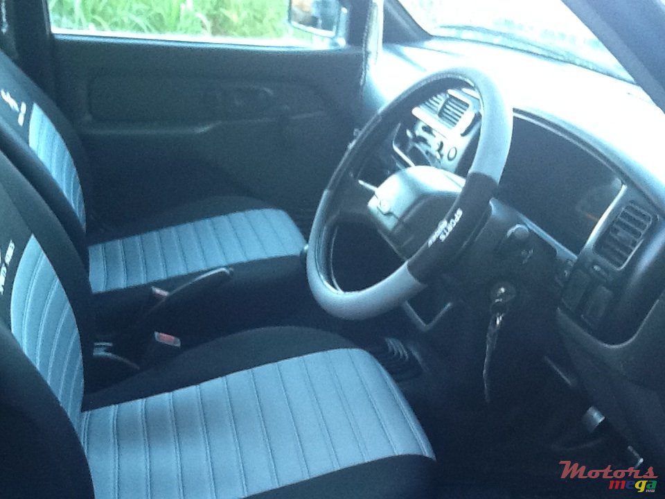 2003' Mitsubishi photo #7