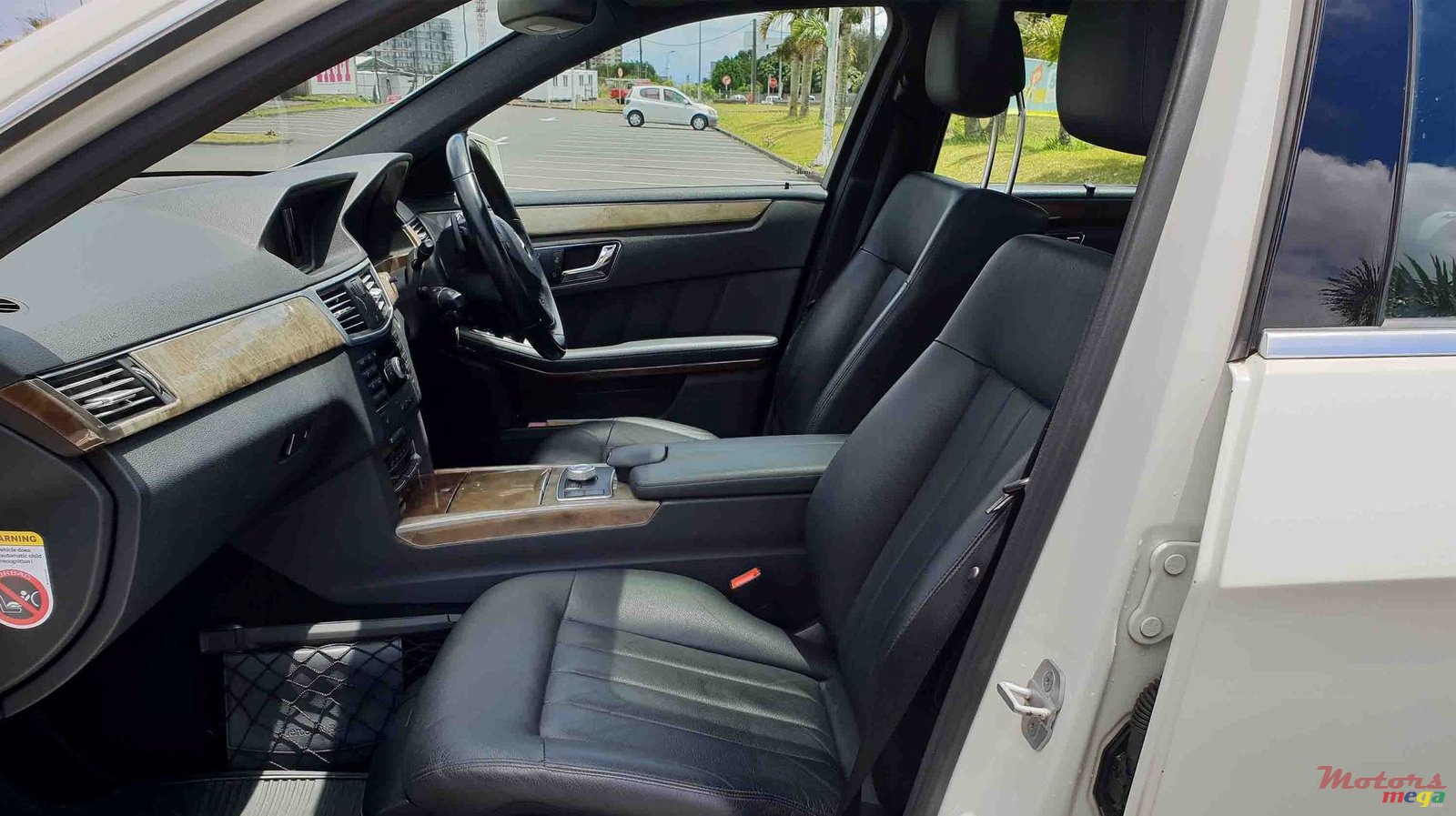 2011' Mercedes-Benz E-Class E350 photo #3