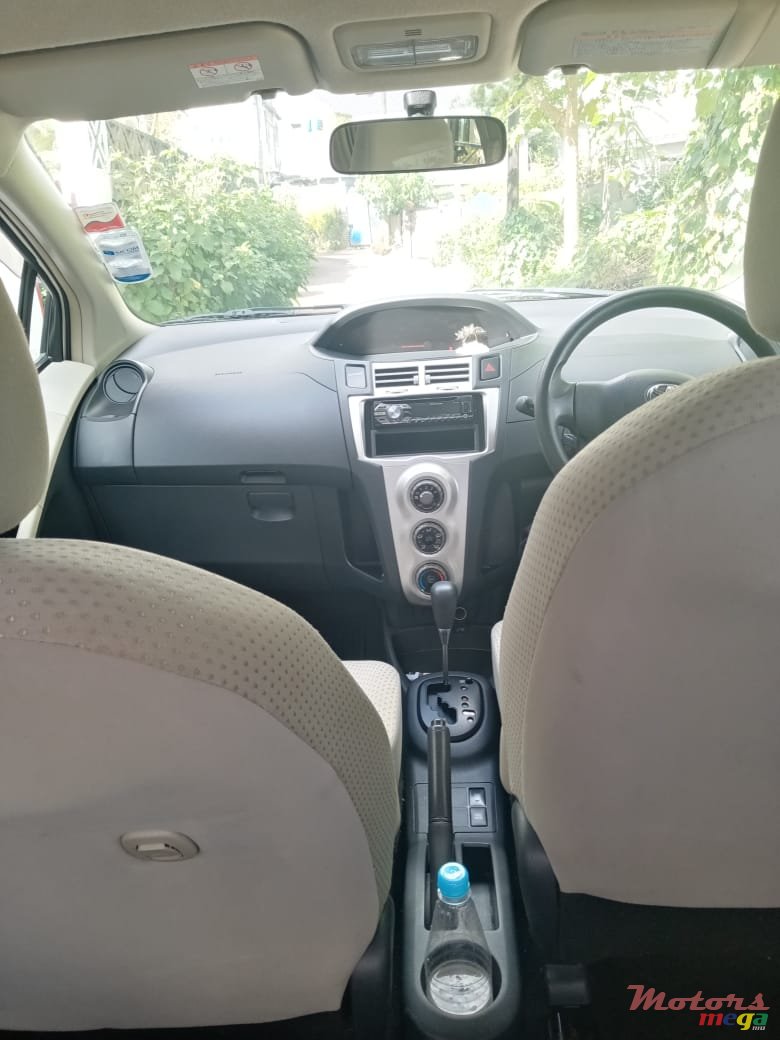 2007' Toyota Vitz photo #3