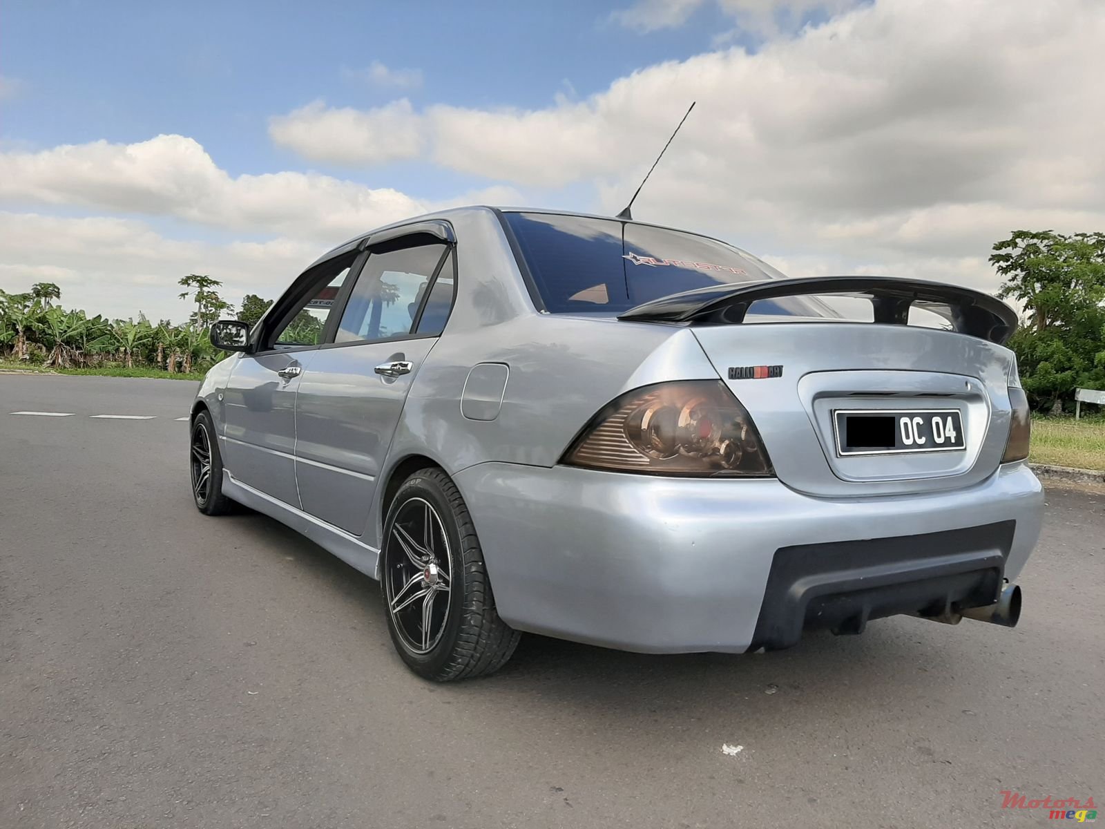 2004' Mitsubishi Lancer photo #2
