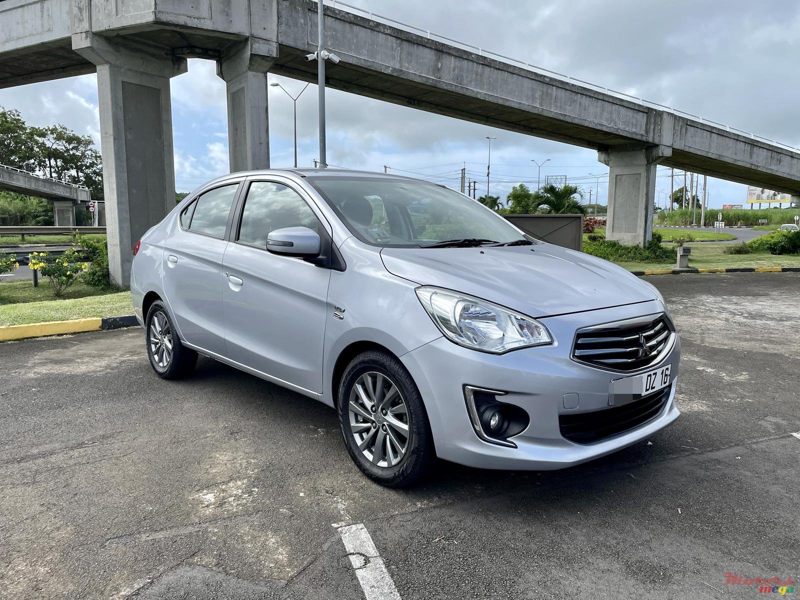 2016' Mitsubishi photo #2