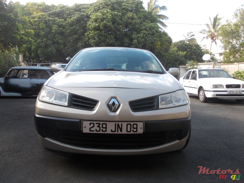 2009' Renault Megane photo #1