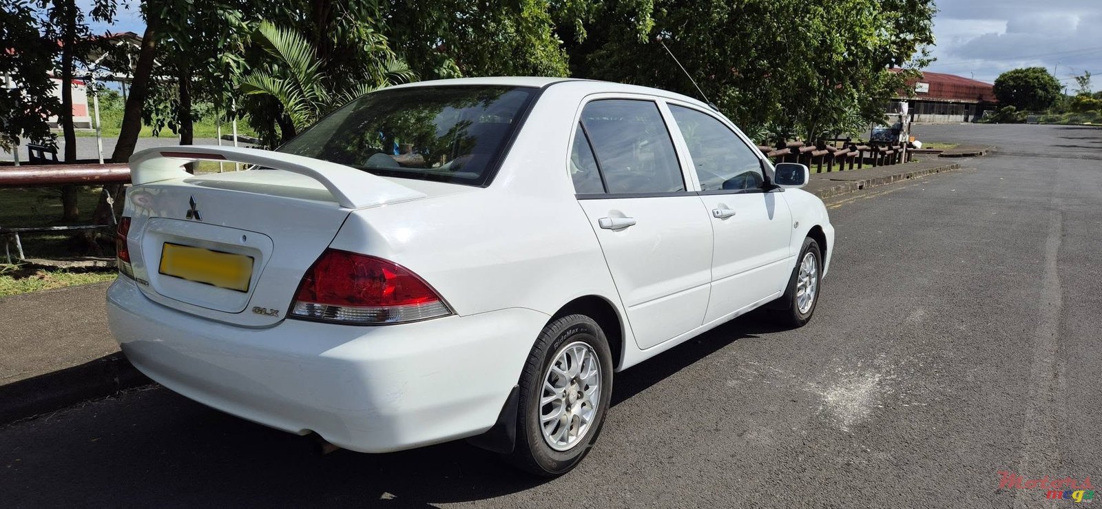 2011' Mitsubishi Lancer GLX photo #3