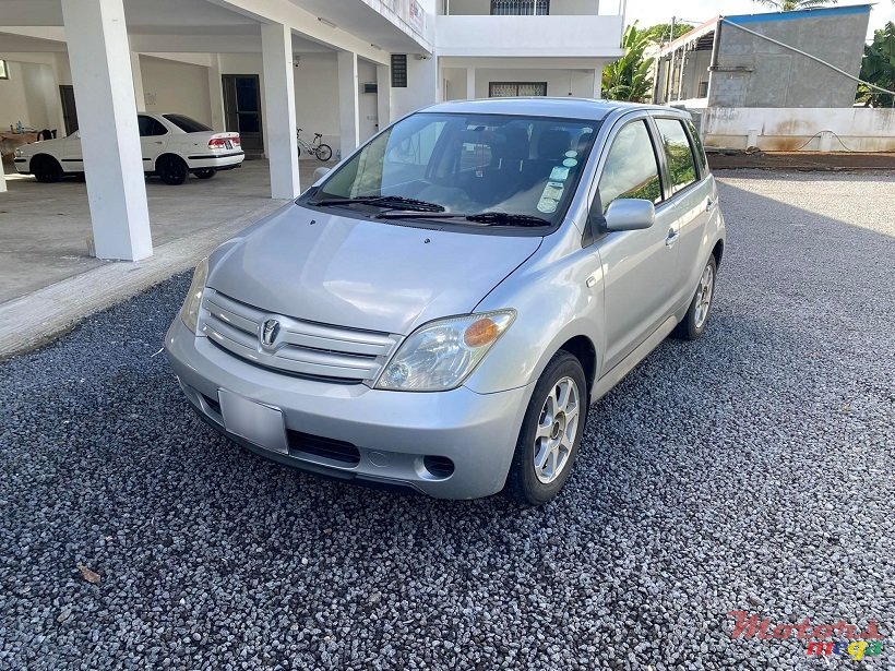 2004' Toyota IST Auto 1.3L JAPAN photo #1