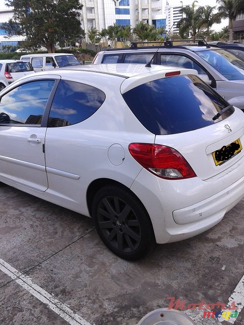 2011' Peugeot 207 GTI sport photo #2