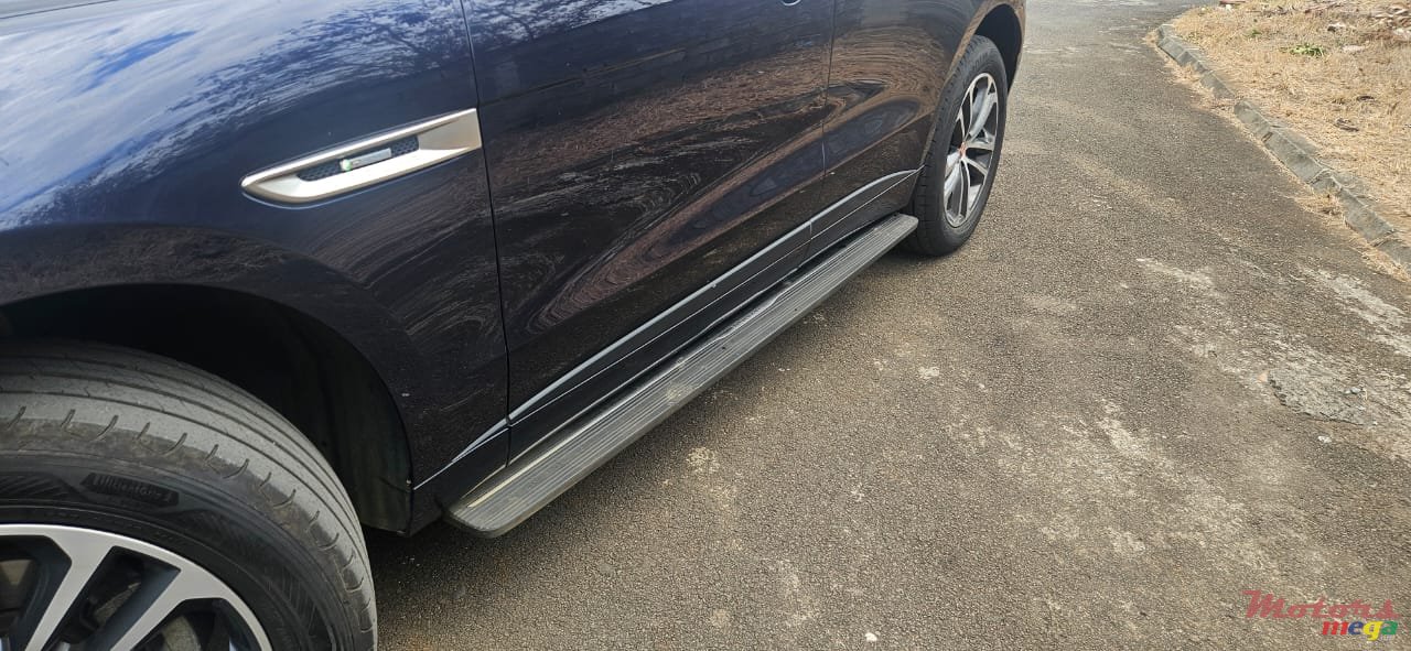 2017' Jaguar F-Pace photo #3