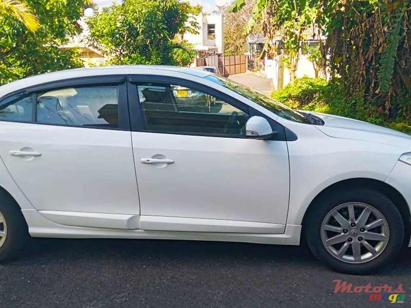 2012' Renault Fluence photo #3