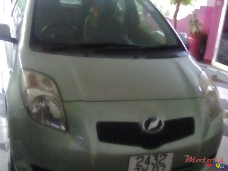 2007' Toyota Vitz photo #1