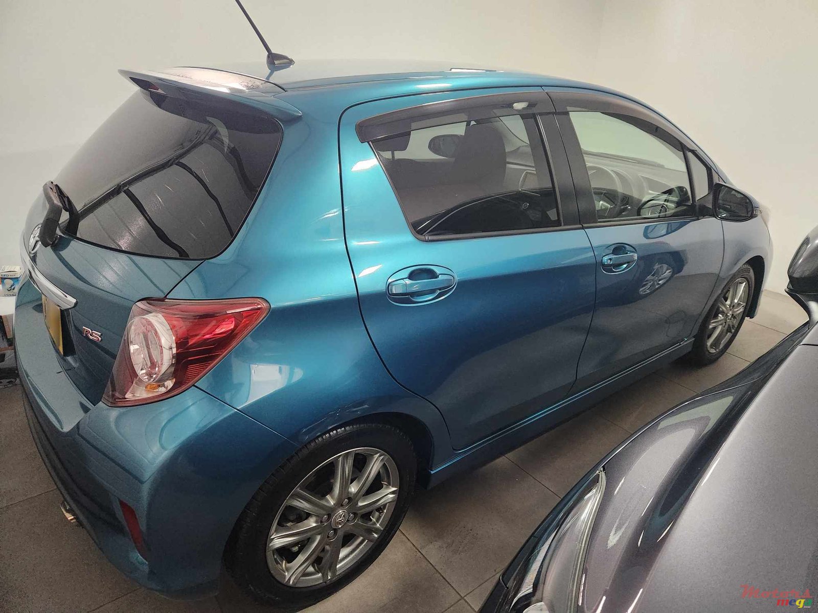 2011' Toyota Vitz SPORT RS photo #3