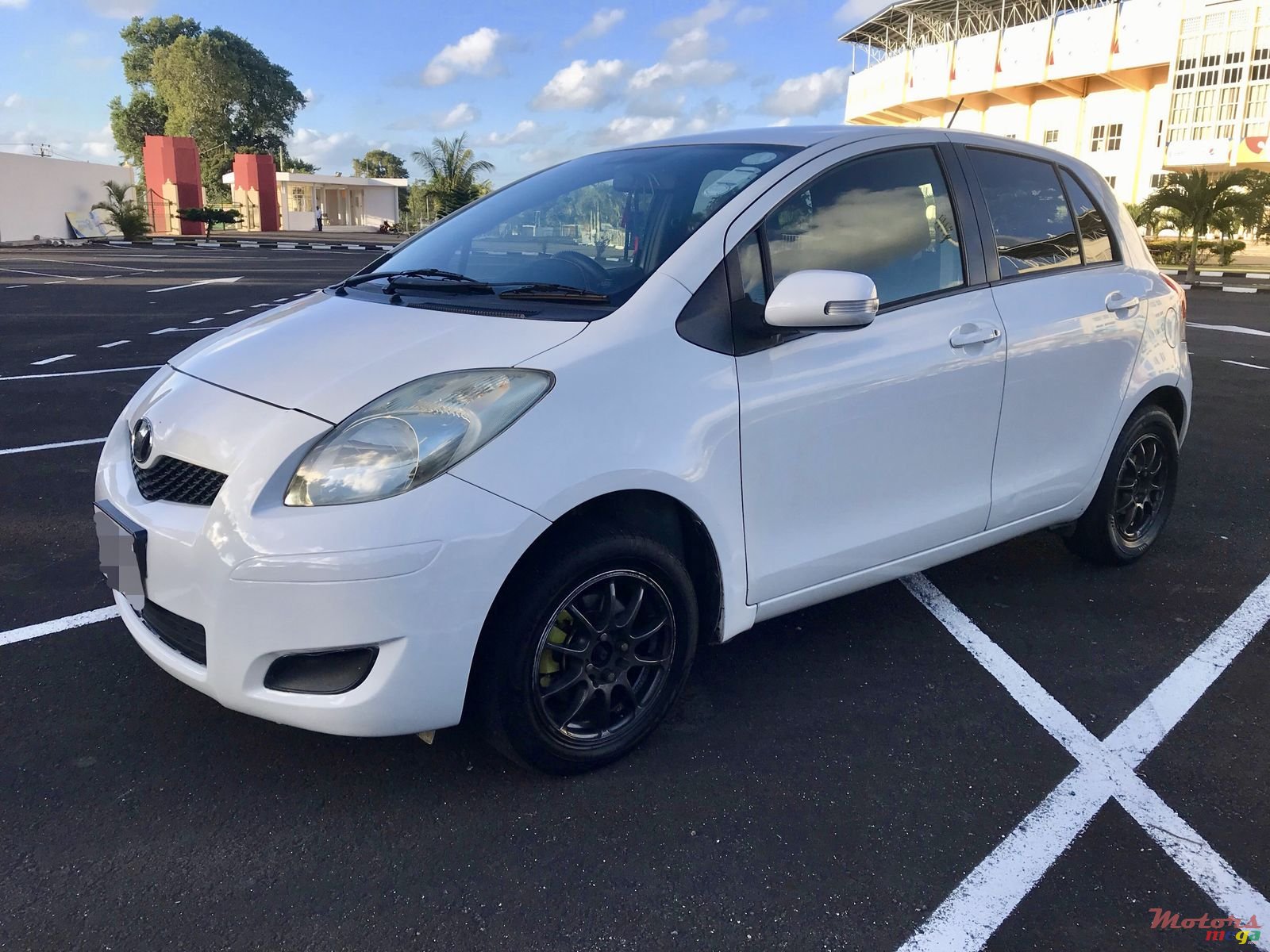 2008' Toyota Vitz photo #2